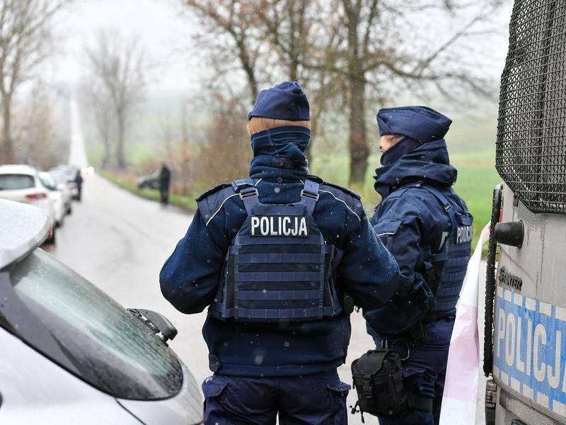 Polonya’da bir otoparkta bulunan aracın içerisinde 13’ü Türk 29 kaçak göçmen yakalandı.