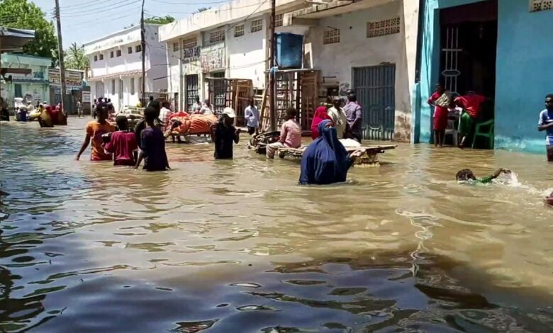 Uzun seneler yağmura hasret kalan Somali'de şiddetli yağışlar milyonlarca kişiyi olumsuz etkiledi. Yaşanan sel sebebiyle 96 kişi hayatını kaybetti.