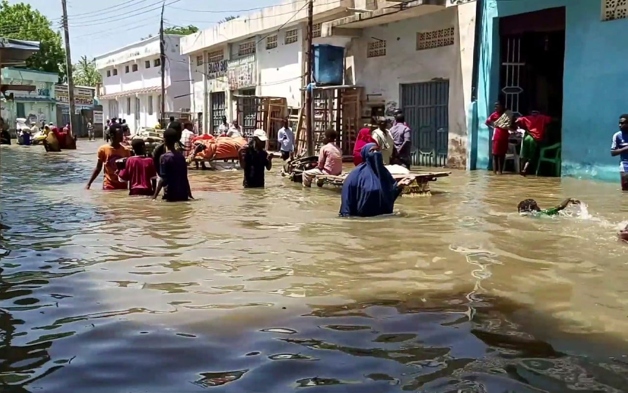 Uzun seneler yağmura hasret kalan Somali'de şiddetli yağışlar milyonlarca kişiyi olumsuz etkiledi. Yaşanan sel sebebiyle 96 kişi hayatını kaybetti.