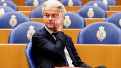Hollanda'da neler oluyor ? Seçmen aşırı sağa temsilcisi Geert Wilders'e neden oy verdi? 4 Hollanda seçimlerinin galibi aşırı sağcı Özgürlük Partisi’ne (PVV) oy veren seçmenlerin büyük bölümünün, Geert Wilders’in Türkiye ve İslam konusundaki katı tutumunu desteklemedikleri belirlendi.