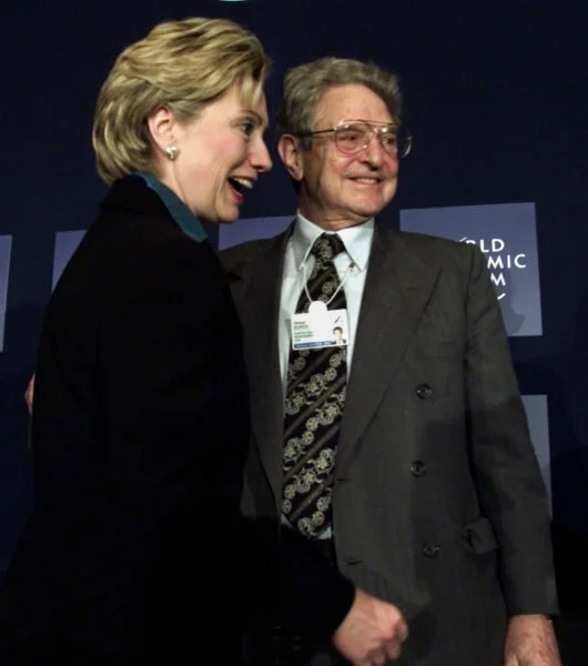George Soros'a hangi ülkede ne suçlamalar yöneltiliyor? 5 2016 yılındaki ABD başkanlık seçimleri sırasında George Soros'un Hillary Clinton kampanyasına 10 milyon dolar bağış yapması da eleştirilerin şiddetlenmesine yol açtı.