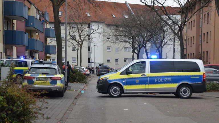 Almanya'da polis bir kişiyi öldürdü 1 almanyada polis bir kisiyi oldurdu