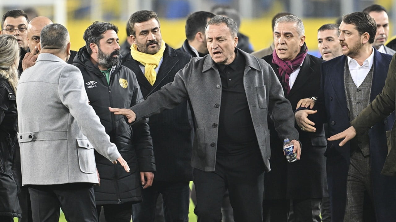 Profesyonel Futbol Disiplin Kurulu (PFDK), Ankaragücü Başkanı Faruk Koca’ya sürekli hak mahrumiyeti cezası verdi.