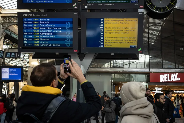 İngiltere'de kıta Avrupası arasındaki tren yolu bağlantısını sağlayan tünellerde sel baskınları yaşandı. Eurostar'ın bugün tüm seferleri iptal edildi.