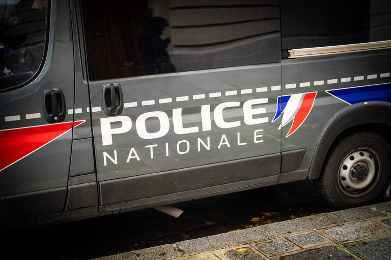 Fransa’da bir evde bir kadın ve 4 çocuğu ölü bulundu 1 Fransa’nın başkenti Paris’in kuzeyindeki Meaux bölgesindeki bir evde bir kadın ve 4 çocuğunun cansız bedeni bulundu.