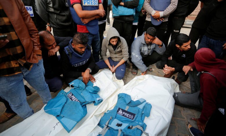 Gazze Şeridi'ndeki hükümet şimdiye kadar 97 gazetecinin hayatını kaybettiğini duyurdu.