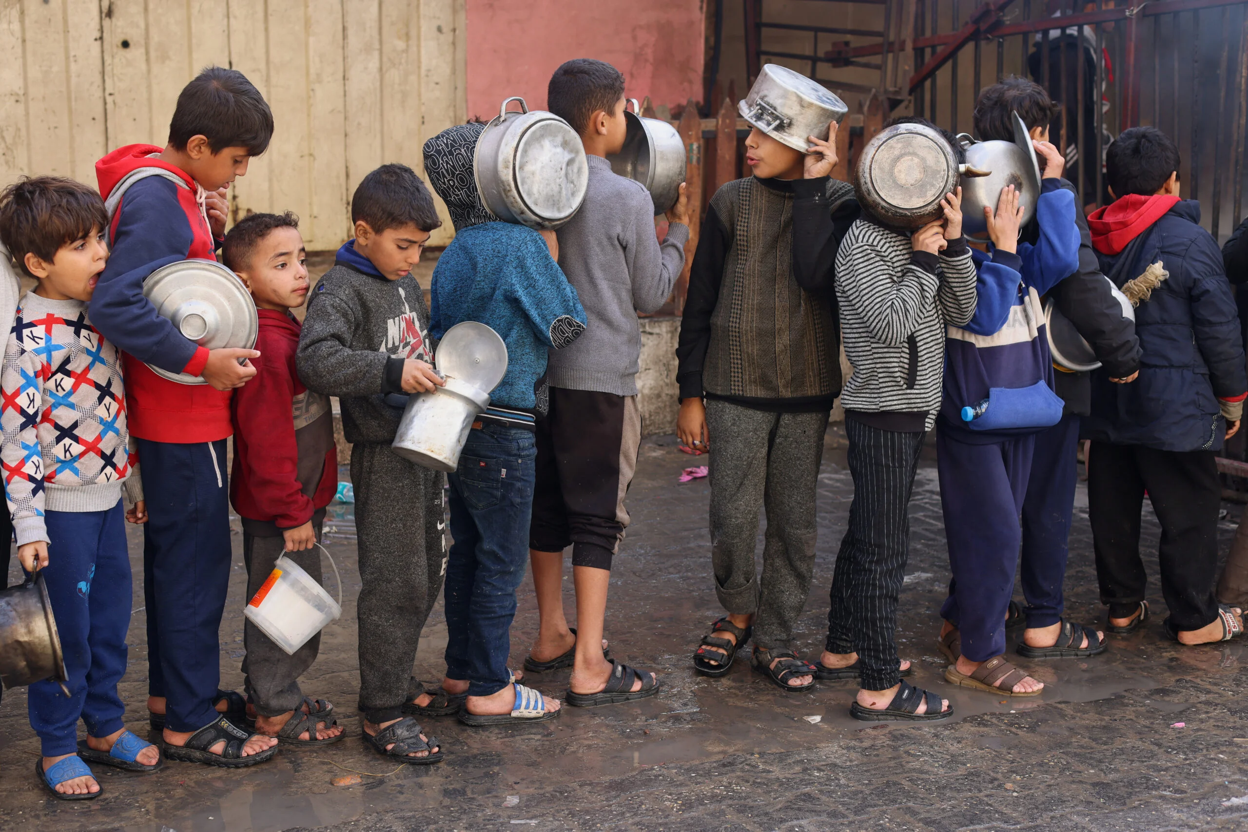 Gazze'de son durum: Su yok yiyecek yok! 1 Euro-Med, Gazze'de görüştüğü 1200 kişinin yüzde 71'inden fazlasının aşırı açlık çektiğini belirtti.