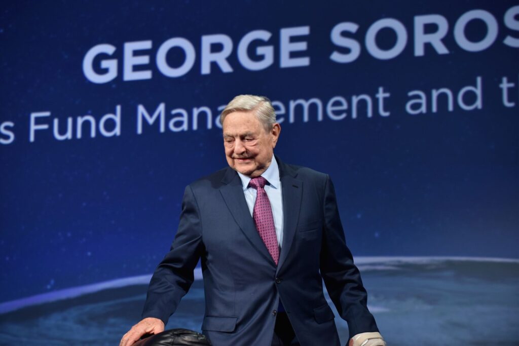 George Soros tarafından kurulan ve yıllık bütçesi 1 milyar doların biraz üzerinde olan Açık Toplum Vakıfları, dünya genelinde hükümetlerin hesap verebilirliği konularında çalışan gruplar için dünyanın en büyük özel fon sağlayıcısıdır.