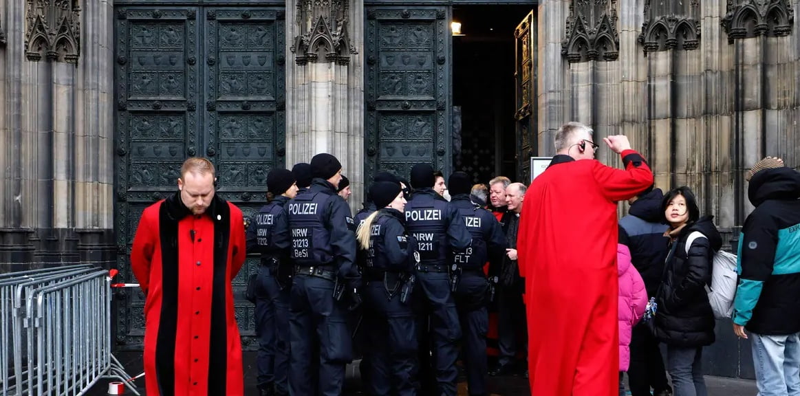 Köln Katedrali saldırı şüphesiyle gözetim altında