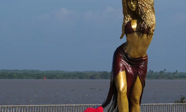 Dünyaca ülü şarkıcı Shakira’nın bronz heykeli memleketi Barranquilla bölgesinde dikildi.