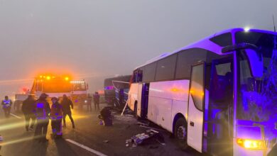 Kuzey Marmara Otoyolu’nun Sakarya kesiminde 7 aracın karıştığı zincirleme kaza meydana geldi. Katliam gibi kazada 10 kişi öldü 54 kişi yaralandı.