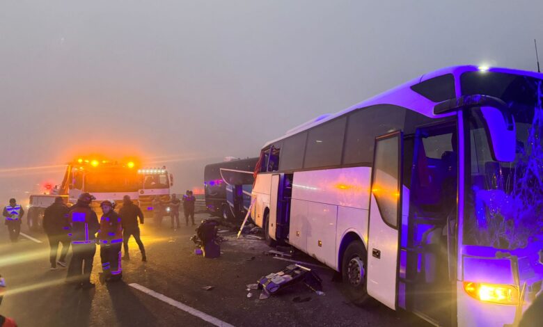 Kuzey Marmara Otoyolu’nun Sakarya kesiminde 7 aracın karıştığı zincirleme kaza meydana geldi. Katliam gibi kazada 10 kişi öldü 54 kişi yaralandı.