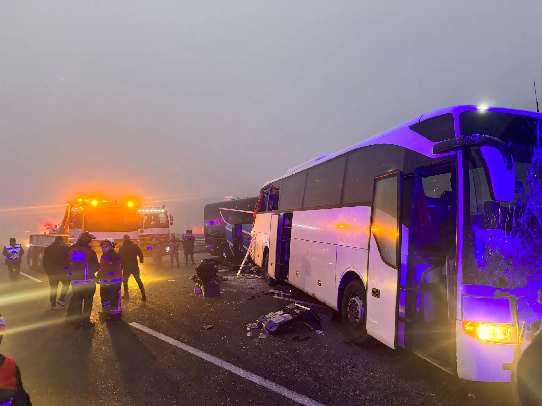 Kuzey Marmara Otoyolu'nda katliam gibi kaza: 10 kişi öldü 1 Kuzey Marmara Otoyolu’nun Sakarya kesiminde 7 aracın karıştığı zincirleme kaza meydana geldi. Katliam gibi kazada 10 kişi öldü 54 kişi yaralandı.