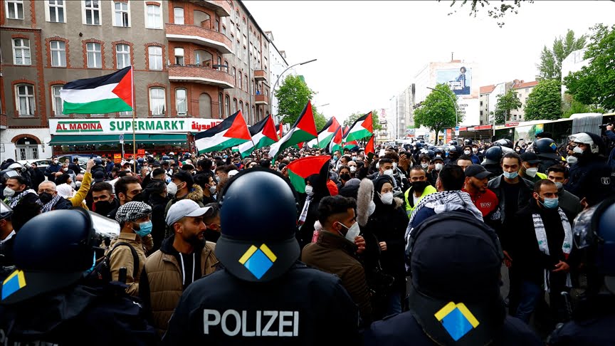 Almanya'da Yahudi ve Müslüman karşıtı saldırıların arttığı ifade edilmeye başlandı.
