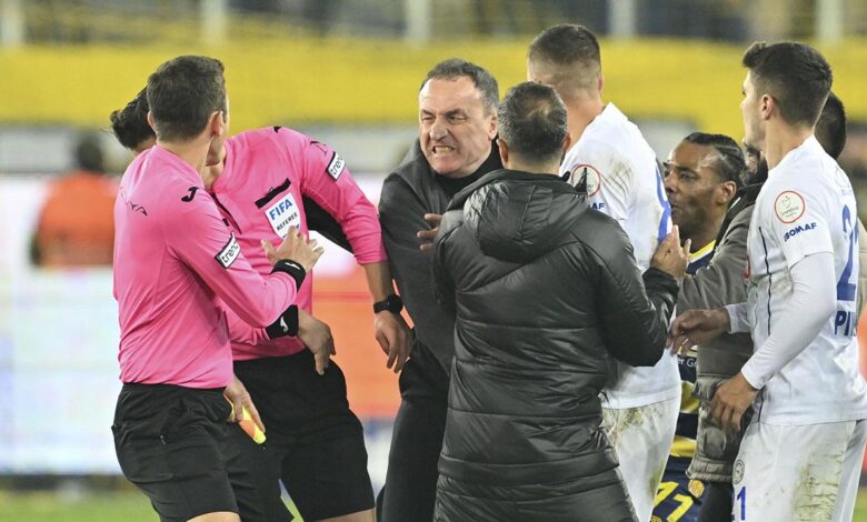 MKE Ankaragücü-Çaykur Rizespor maçının ardından hakem Halil Umut Melen saha ortasında darp edildi.