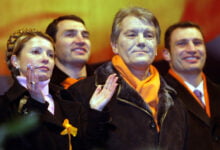 Ukrayna'nın muhalefet lideri Viktor Yuşçenko, 22 Aralık 2004'teki kitlesel miting sırasında baş müttefiki Yulia Timoşenko ve yıldız boksör kardeşler Vitaly ve Volodymyr Klitschko'nun yanında duruyor.