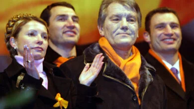 Ukrayna'nın muhalefet lideri Viktor Yuşçenko, 22 Aralık 2004'teki kitlesel miting sırasında baş müttefiki Yulia Timoşenko ve yıldız boksör kardeşler Vitaly ve Volodymyr Klitschko'nun yanında duruyor.