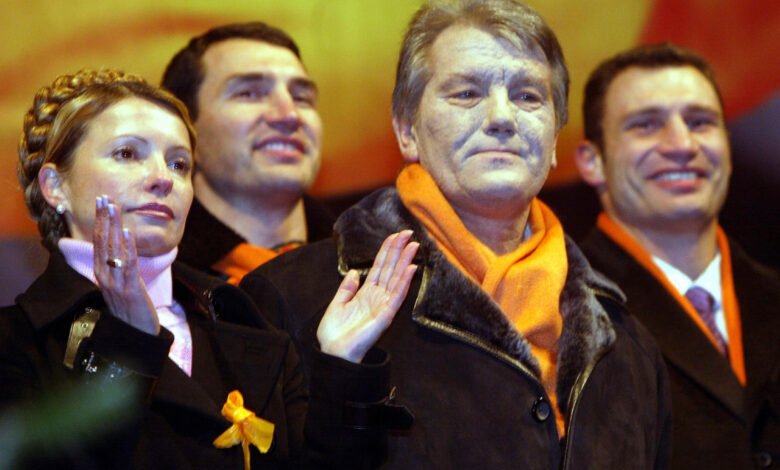 Ukrayna'nın muhalefet lideri Viktor Yuşçenko, 22 Aralık 2004'teki kitlesel miting sırasında baş müttefiki Yulia Timoşenko ve yıldız boksör kardeşler Vitaly ve Volodymyr Klitschko'nun yanında duruyor.