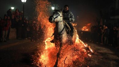 İspanya'da yaklaşık 400 yıldır 'kötülükleri kovmak için' yapılan Las Luminarias etkinliği bu sene de gerçekleştirildi.