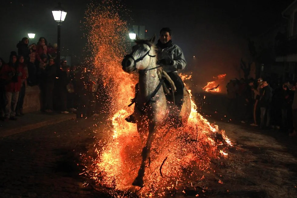 İspanya'da 400 yıllık gelenek: Las Luminarias 1 İspanya'da yaklaşık 400 yıldır 'kötülükleri kovmak için' yapılan Las Luminarias etkinliği bu sene de gerçekleştirildi.
