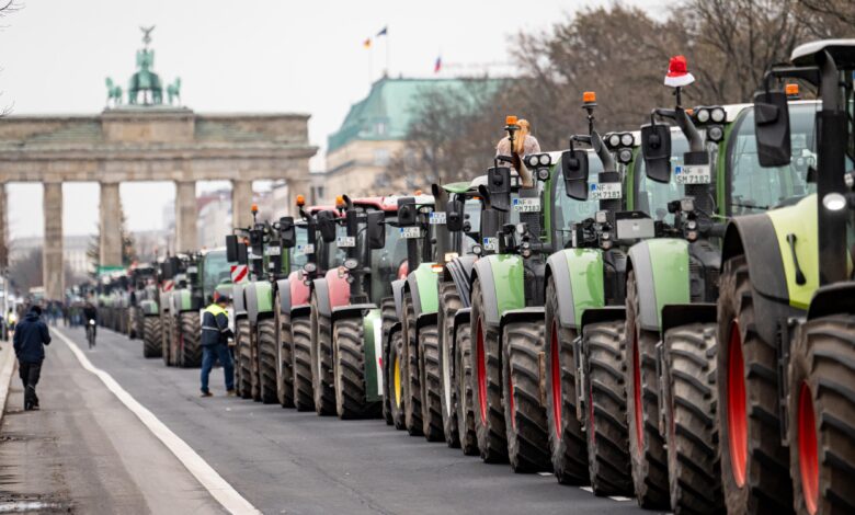 Almanya’da çiftçiler bir haftadır protesto gösterileri yapıyor. Büyük protestonun ise 15 Ocak Pazartesi günü gerçekleşmesi bekleniyor.