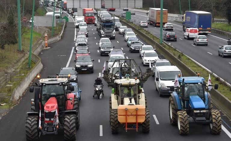 Fransız çiftçiler, hükümetin tarım politikasını protesto etmeye devam ediyor.