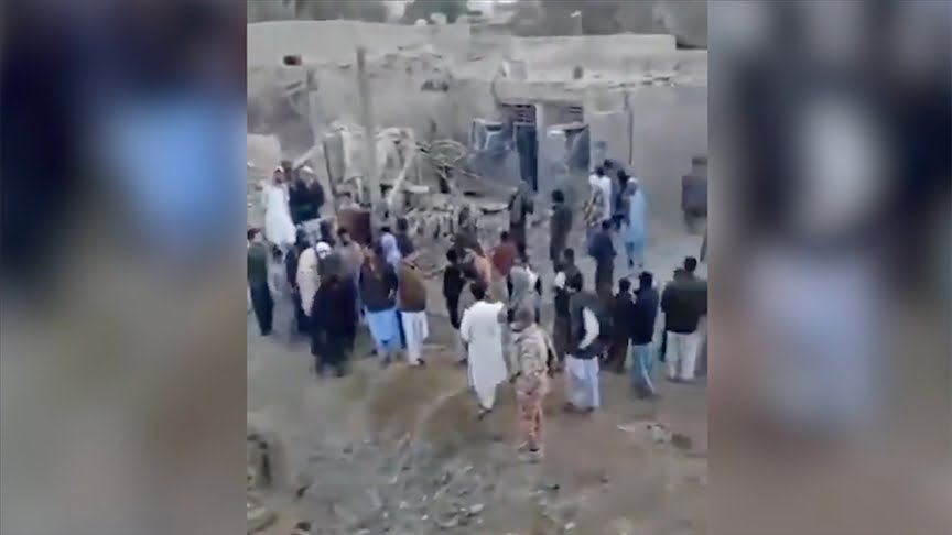 İran'ın güneydoğusunda 9 Pakistanlı öldürüldü 1 İran, saldırıda 9 Pakistanlının hayatını kaybettiğini, 3'ünün de yaralandığını açıklayarak olayın terör saldırısı olduğunu duyurdu.