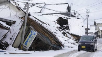 Japonya’da şiddetli kar yağışı hayatı olumsuz etkiledi. Bazı eyaletlerde kar yüksekliğinin 90 santimetreye ulaşması bekleniyor.