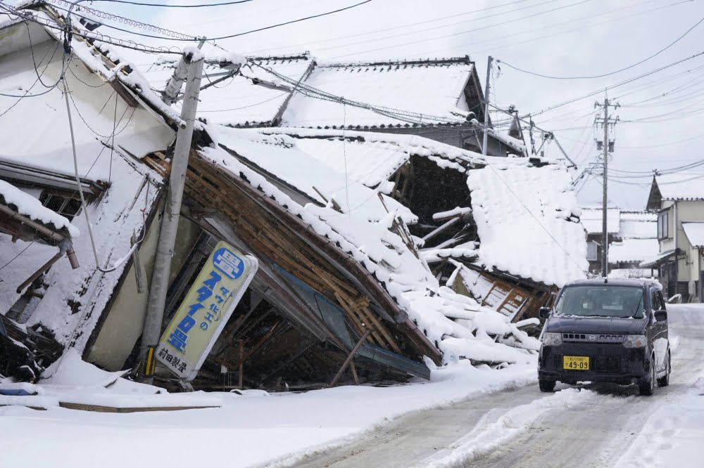 Japonya’da şiddetli kar yağışı hayatı olumsuz etkiledi. Bazı eyaletlerde kar yüksekliğinin 90 santimetreye ulaşması bekleniyor.