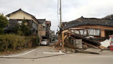 Japonya'nın batısındaki İşikawa eyaleti kıyısında 5,7 ve 7,4 büyüklüğünde meydana gelen depremler sonrası tsunami uyarısı verildi.
