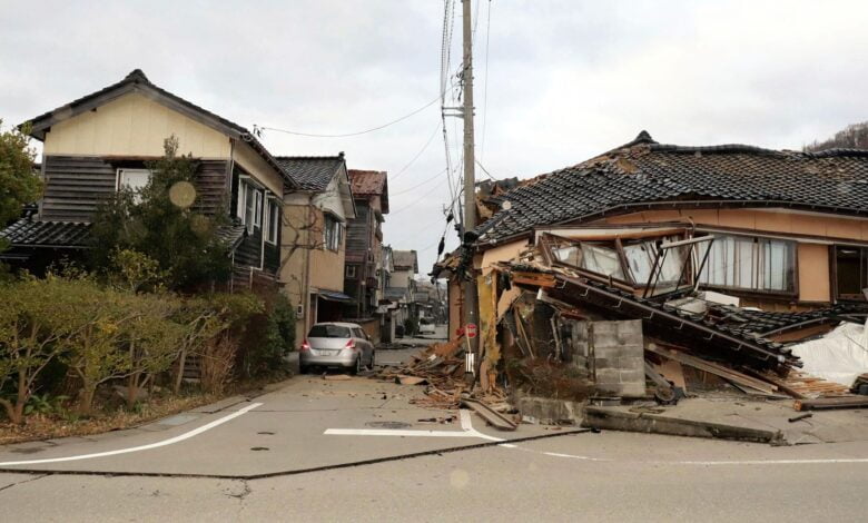 Japonya'nın batısındaki İşikawa eyaleti kıyısında 5,7 ve 7,4 büyüklüğünde meydana gelen depremler sonrası tsunami uyarısı verildi.
