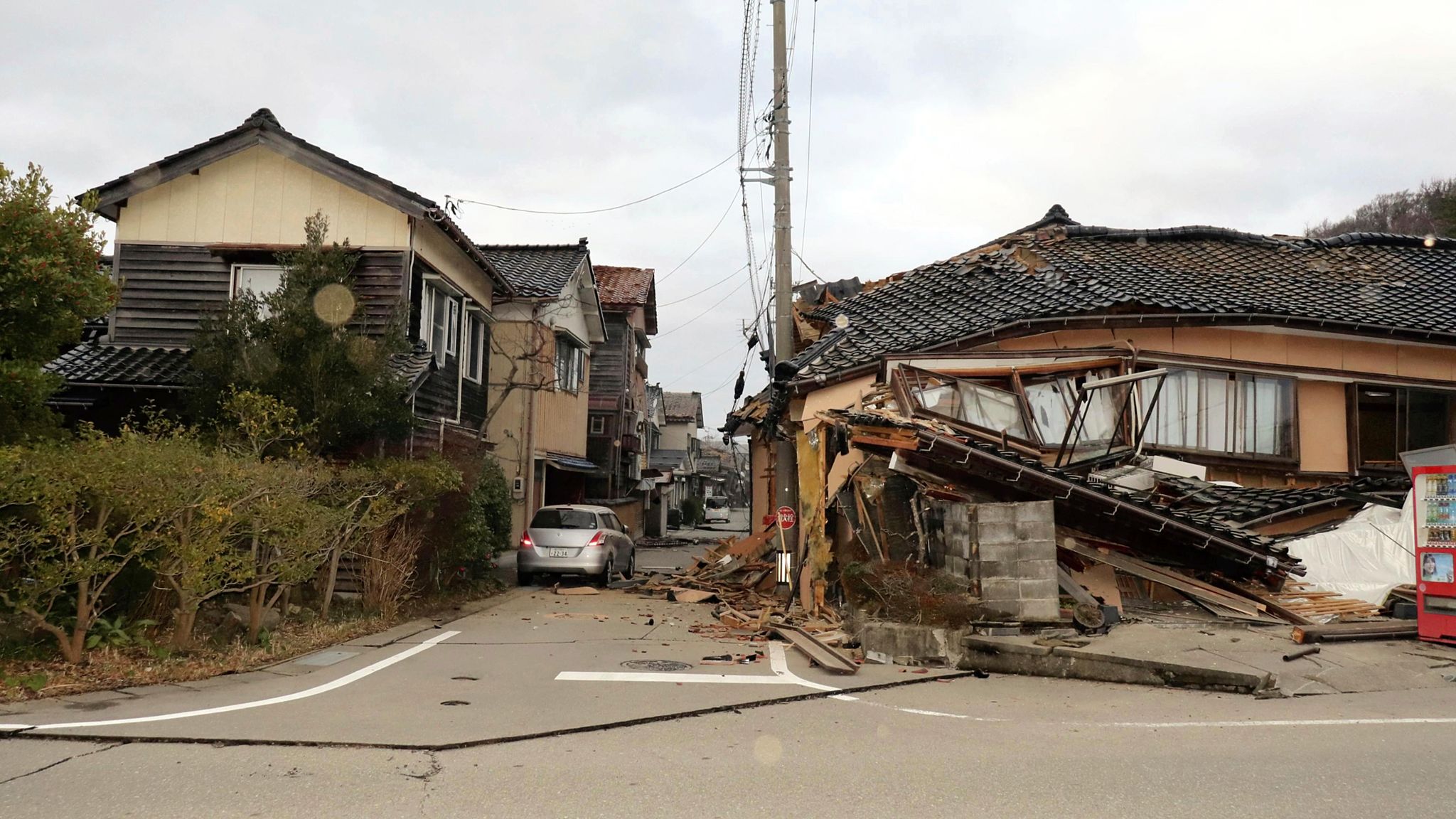 Japonya'da 7,4 büyüklüğünde deprem oldu 1 Japonya'nın batısındaki İşikawa eyaleti kıyısında 5,7 ve 7,4 büyüklüğünde meydana gelen depremler sonrası tsunami uyarısı verildi.