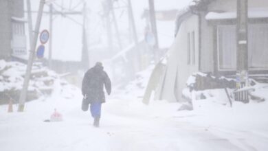 Japonya’da şiddetli kar yağışı hayatı olumsuz etkiledi. Kar kalınlığının 59 santimetreye ulaştığı Gifu eyaletinde, bir otoyolda 800 araç mahsur kaldı.