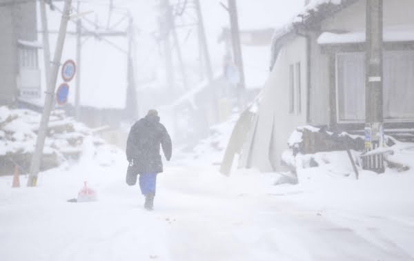 Japonya’da şiddetli kar yağışı hayatı olumsuz etkiledi. Kar kalınlığının 59 santimetreye ulaştığı Gifu eyaletinde, bir otoyolda 800 araç mahsur kaldı.