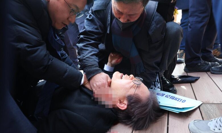 Güney Kore’de muhalefetteki Demokratik Parti'nin lideri Lee Jae-myung boynundan bıçaklandı.