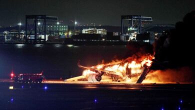 Japonya’nın başkenti Tokyo’da bulunan Haneda Havalimanında yolcu uçağı ile sahil güvenlik uçağı çarpıştı.