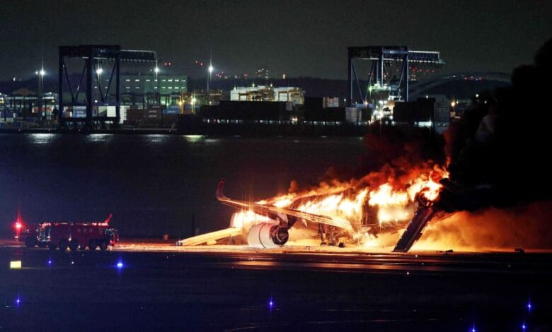 Japonya’nın başkenti Tokyo’da bulunan Haneda Havalimanında yolcu uçağı ile sahil güvenlik uçağı çarpıştı.