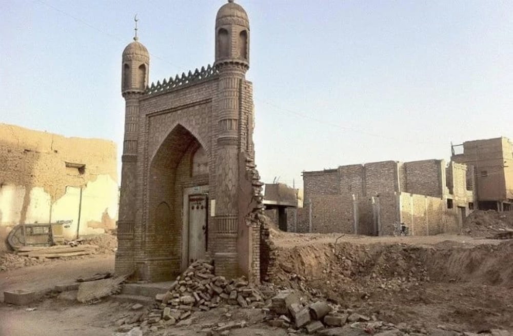 Doğu Türkistan'da yıkılan bir cami