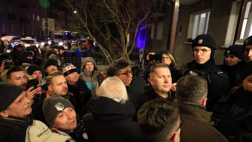 Haklarında hapis cezası olan eski İçişleri Bakanı Kaminski ve yardımcısı gözaltına alındı