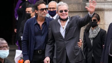 Fransız sinema sanatçısı Alain Delon'un evinden 72 silah 3 bin mermi çıktı. 88 yaşındaki Delon’un silah ruhsatının olmadığını açıkladı.