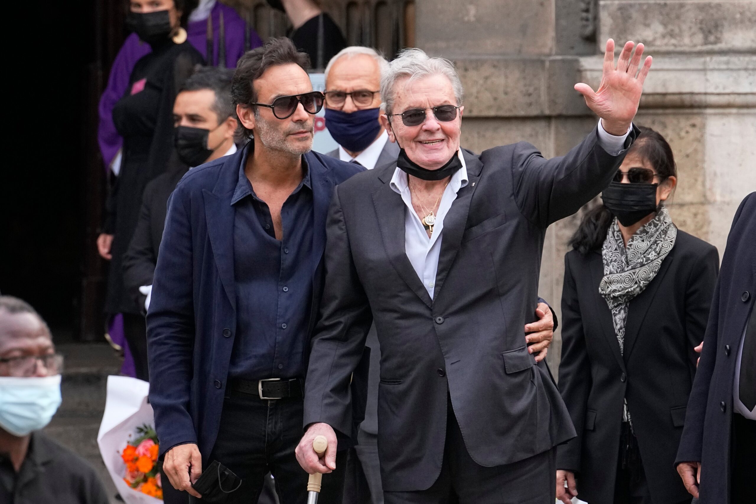 Alain Delon evini cephaneliğe çevirmiş 1 Fransız sinema sanatçısı Alain Delon'un evinden 72 silah 3 bin mermi çıktı. 88 yaşındaki Delon’un silah ruhsatının olmadığını açıkladı.