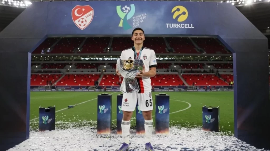 Müslüm Gülhan: Beşiktaş Semih Kılıçsoy’da da kayıp yaşayabilir. 4 Beşiktaş süreci doğru yönetemezse tıpkı Rıdvan Yılmaz, Emirhan İlkhan ve Serdar Saatçi'’de olduğu gibi-Semih Kılıçsoy’da da ciddi bir kayıp yaşayabilir.