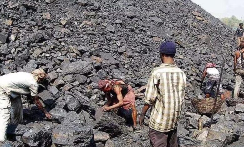 Hindistan’da 10 madenci, silahlı kişiler tarafından kaçırıldı. Kaçırılan kişilerin kurtarılması için operasyon başlatıldı.