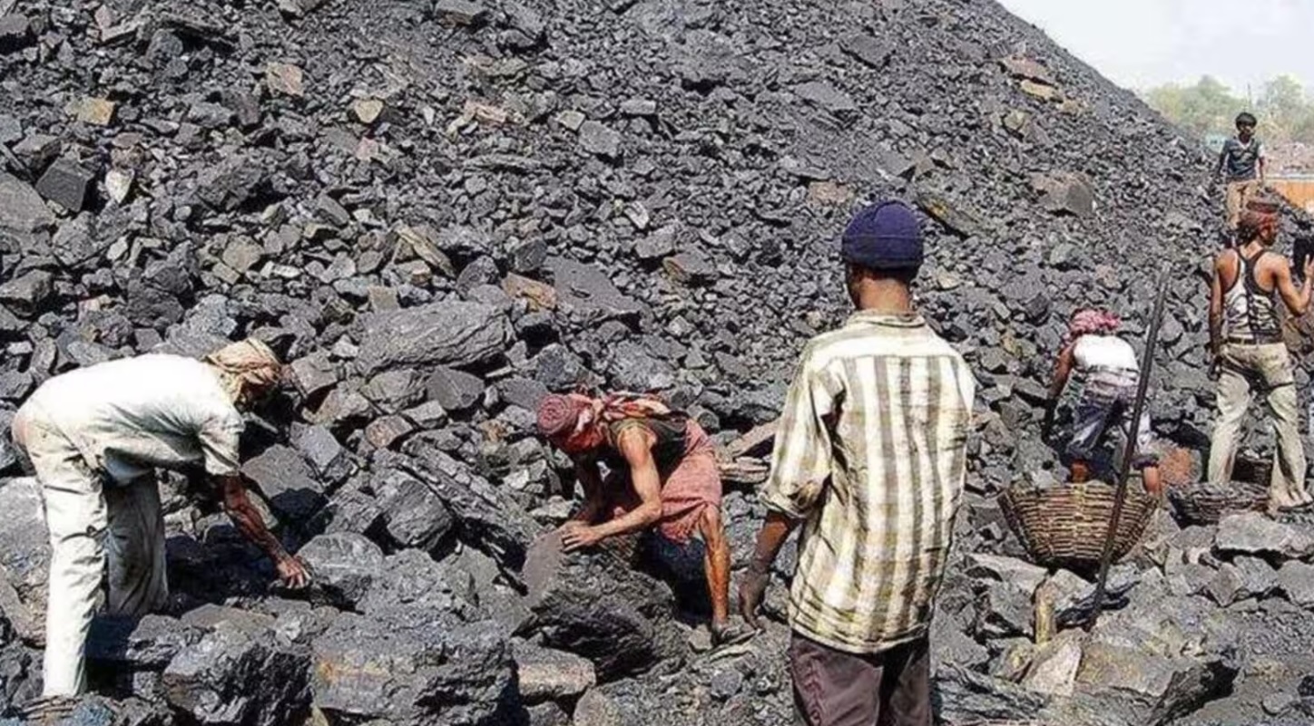 Hindistan’da 10 madenci, silahlı kişiler tarafından kaçırıldı. Kaçırılan kişilerin kurtarılması için operasyon başlatıldı.
