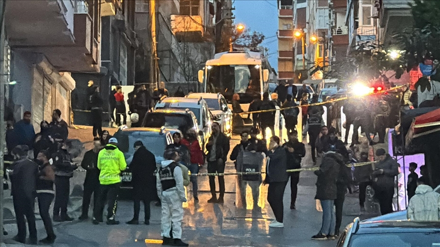 AK Parti Küçükçekmece Belediye Başkan adayı Aziz Yeniay'ın programı sırasında silahlı saldırı düzenlendi. Olayda bir kadın yaralandı.