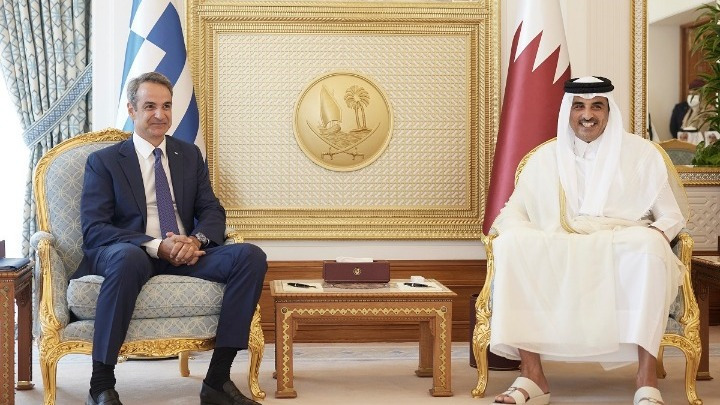 Yunanistan Başbakanı Kyriakos Miçotakis, Katar’ın başkenti Doha’da Katar Emiri Şeyh Tamim bin Hamad Al Thani ile bir araya geldi.