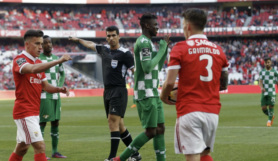 Barcelona'nın şike nedeniyle küme düşürülmesinin gündemde olduğu günlerde bir skandal da Portekiz'de Benfica ile yaşandı.