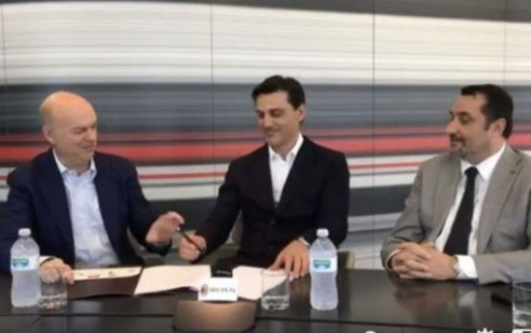 Vincenzo Montella Massimiliano Mirabelli, Milan CEO'su Marco Fassone ile sözleşme imzalarken. (30/5/2017). 