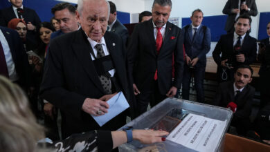 MHP lideri Devlet Bahçeli oy kullanırken yüzündeki morluklar dikkat çekti. Peki, Devlet Bahçeli'nin yüzüne ne oldu?