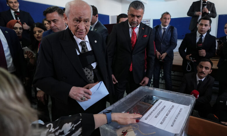 MHP lideri Devlet Bahçeli oy kullanırken yüzündeki morluklar dikkat çekti. Peki, Devlet Bahçeli'nin yüzüne ne oldu?